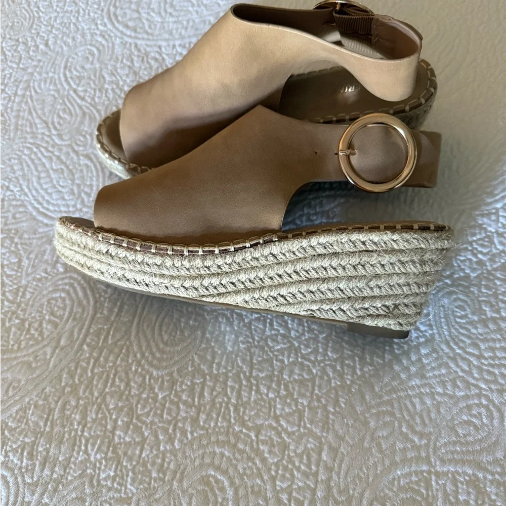 Catherine Malandrino Tan Slingback Wedge❗️ - Picture 2 of 11